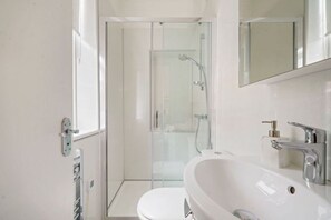 Douche, sèche-cheveux, serviettes fournies, savon