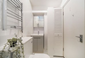 Shower, hair dryer, towels, soap - Trendy 2-Bed, 2-Bath flat near Soho, Marylebone & Oxford Circus (London)