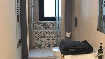 Dusche, Bidet, HandtĂŒcher, Seife