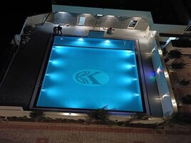 Una piscina techada, una piscina al aire libre