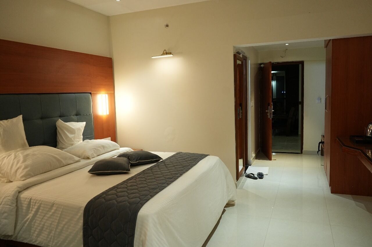 Executive Double Room, Balcony, Pool View | Iron/ironing board, free WiFi