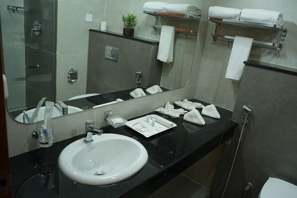 Deluxe Double or Twin Room, Balcony, Pool View | Bathroom