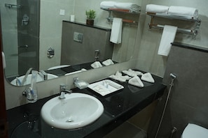 Deluxe Double or Twin Room, Balcony, Pool View | Bathroom