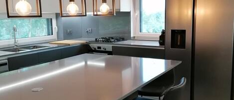 Réfrigérateur, four à micro-ondes, un four, surface de cuisson