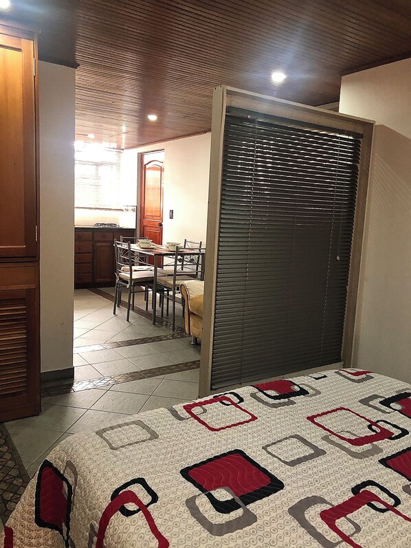 1 habitación, tabla de planchar con plancha y acceso a internet 