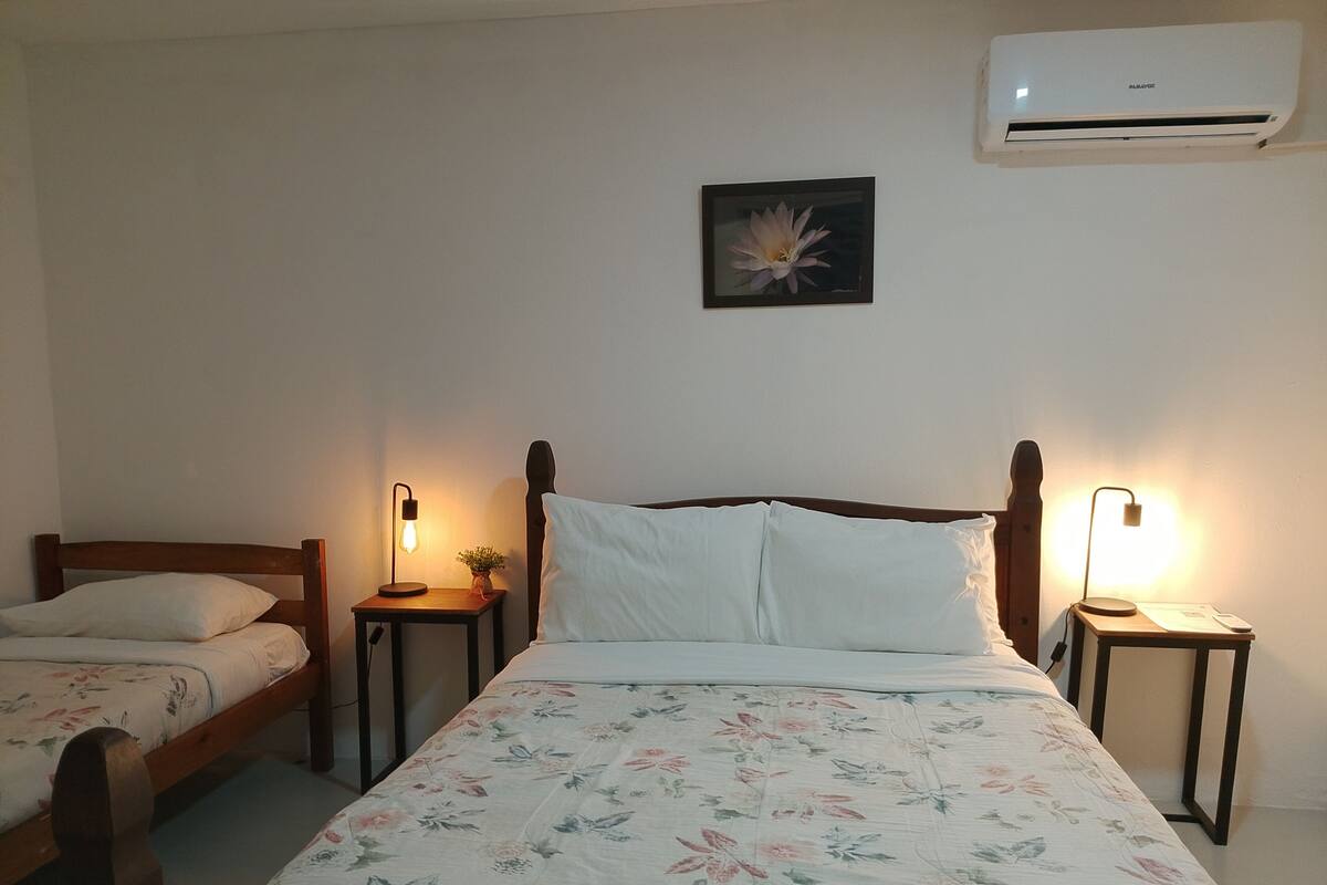 Comfort driepersoonskamer | Verduisterende gordijnen, gratis wifi