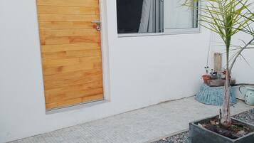 Habitación triple Confort | Cortinas blackout, wifi gratis y ropa de cama
