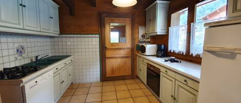 Køleskab, mikrobølgeovn, ovn, kogeplade