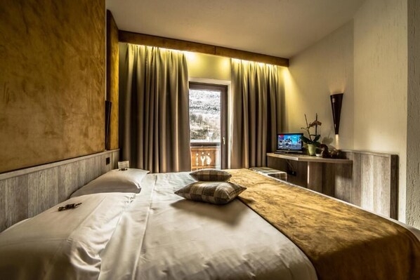 Superior Double or Twin Room, Balcony, Mountain View | Desk, free WiFi