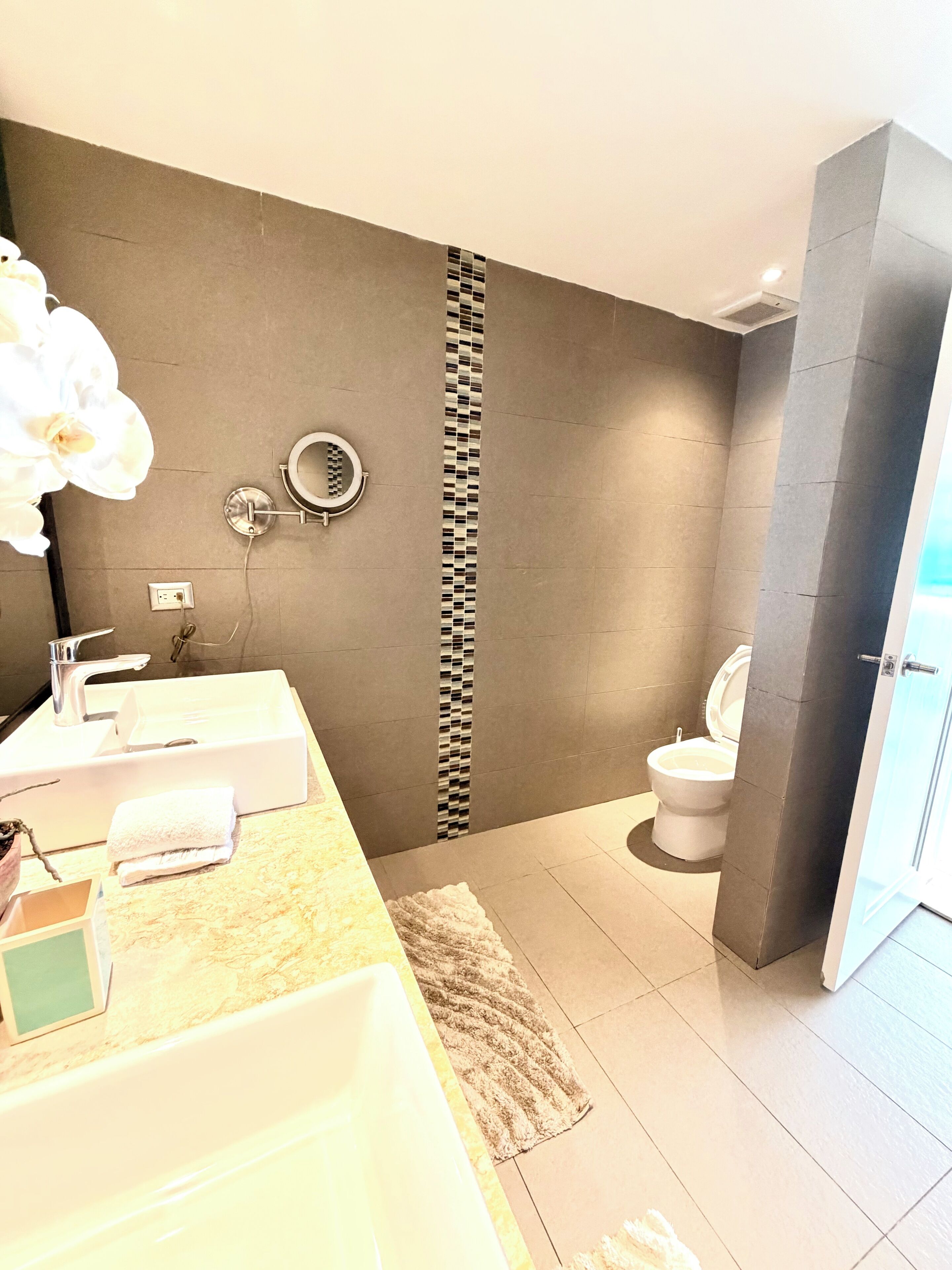 Un bagno moderno con una grande vasca, un water e un lavandino.