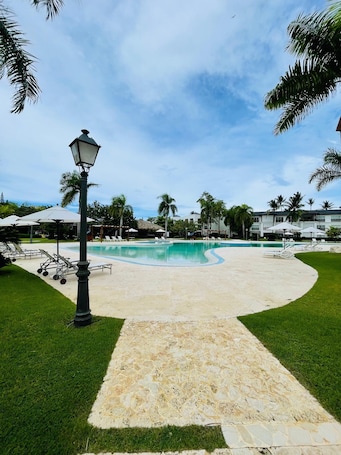 2 piscinas al aire libre