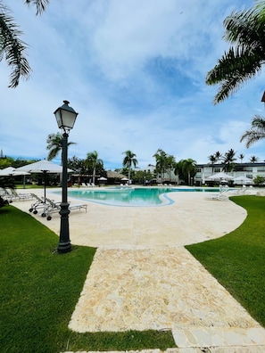2 outdoor pools