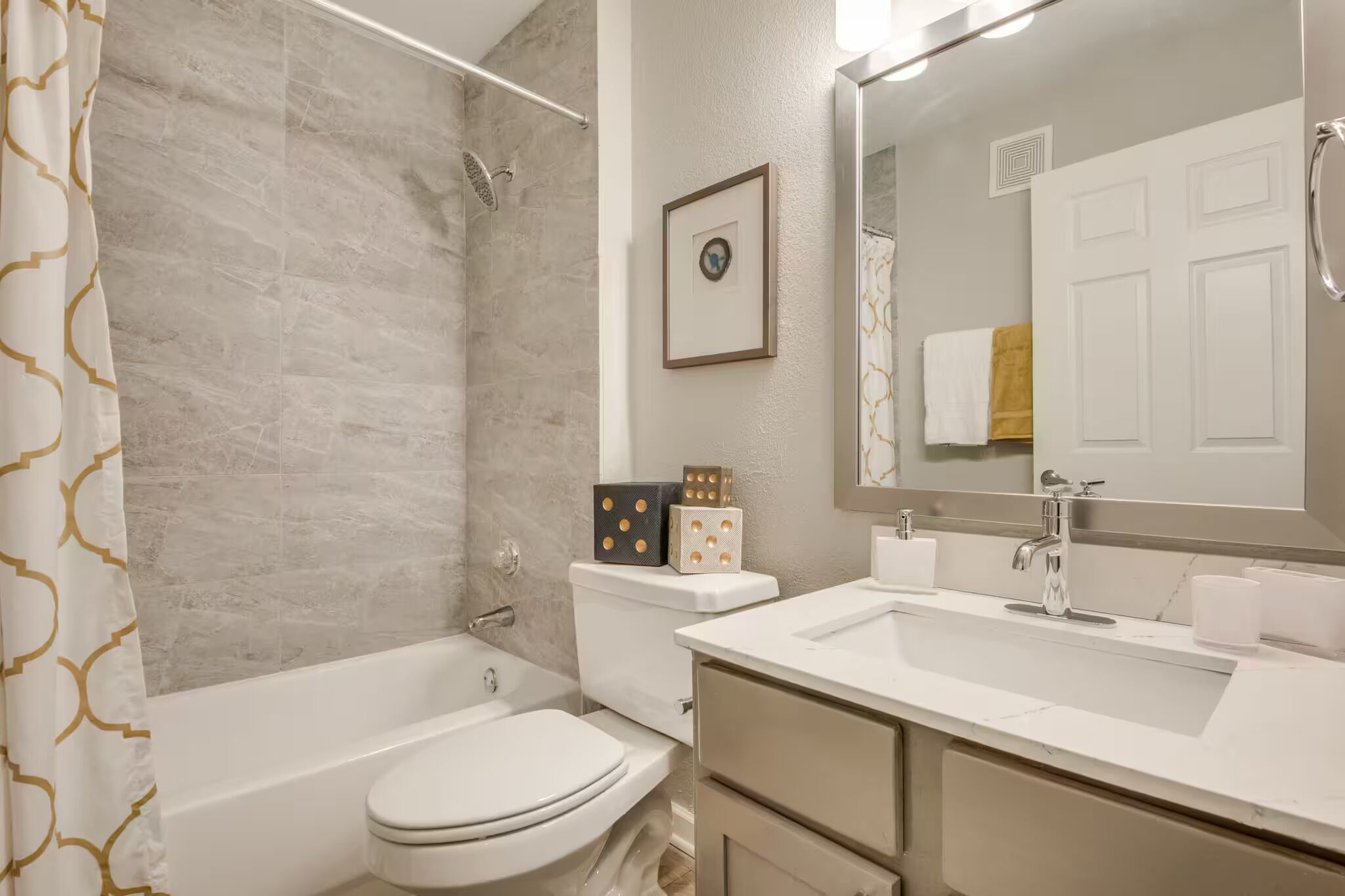 Een douche, een haardroger, handdoeken, zeep