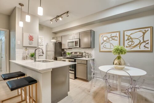 Cozy apartment in awesome Fort Worth with AC, fitness room