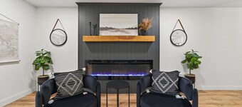 Winter SALE NOW, Luxe stay, Private, HUGE Game Rm, Hot Tub,  .67 acres