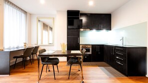 Réfrigérateur, four à micro-ondes, un four, surface de cuisson