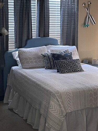 Fantastic cottage with AC in charming Gulfport. Pet friendly,
Location location