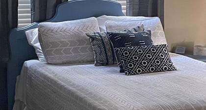 Fantastic cottage with AC in charming Gulfport. Pet friendly,
Location location