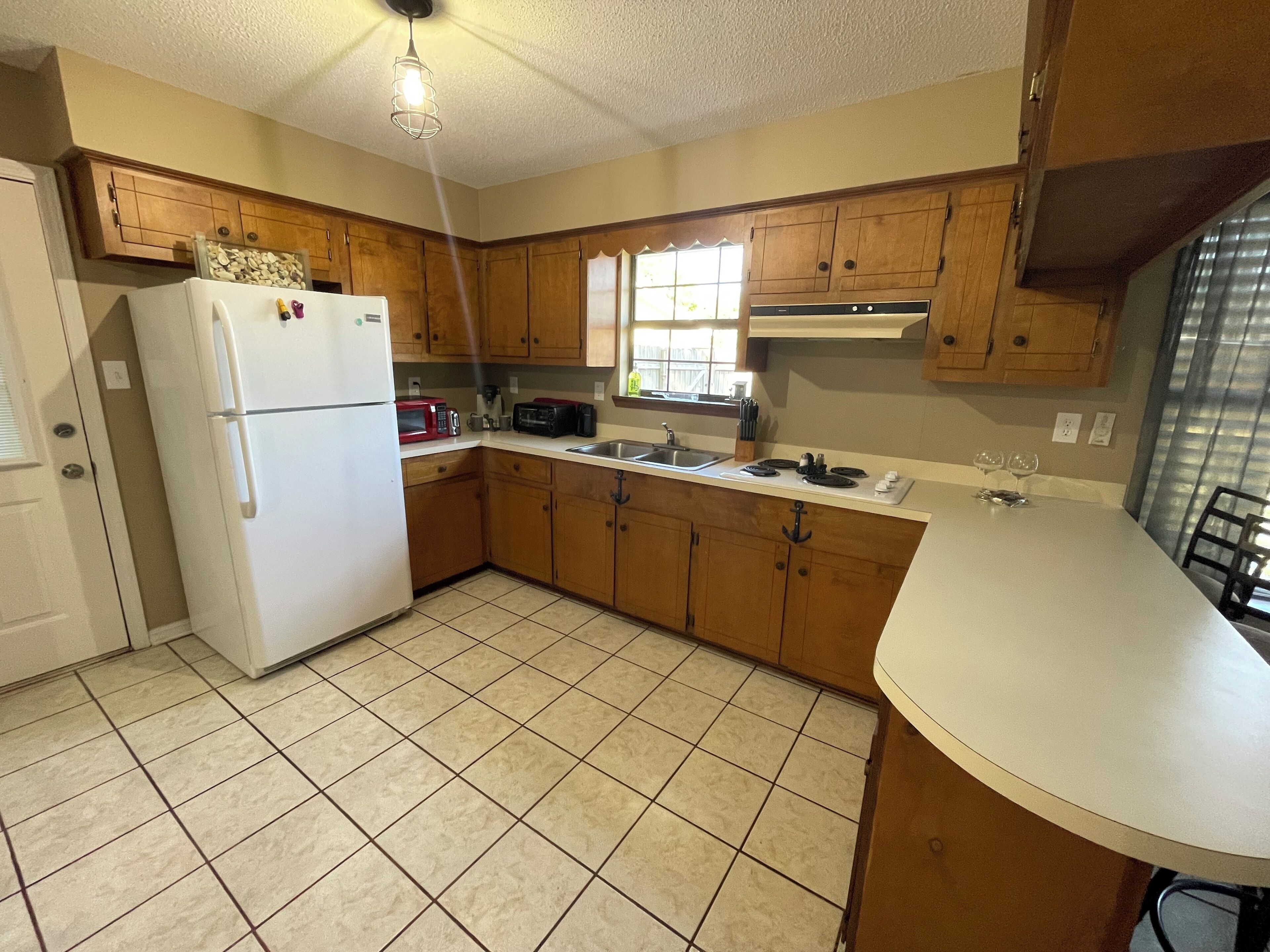 Réfrigérateur, micro-ondes, plaque de cuisson, lave-vaisselle