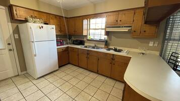 Réfrigérateur, micro-ondes, plaque de cuisson, lave-vaisselle