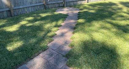 Fantastic cottage with AC in charming Gulfport. Pet friendly,
Location location