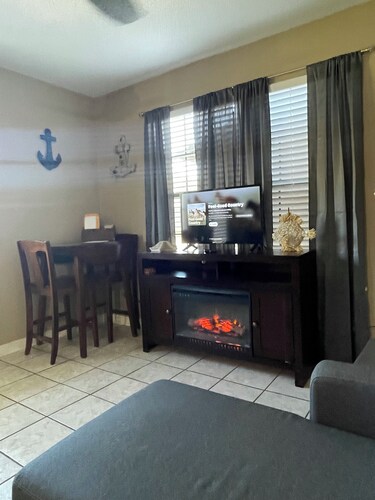 Fantastic cottage with AC in charming Gulfport. Pet friendly,
Location location