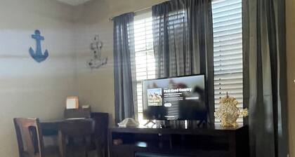 Fantastic cottage with AC in charming Gulfport. Pet friendly,
Location location