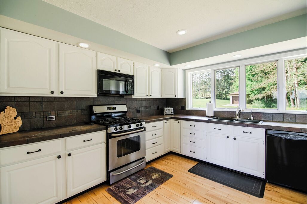 Microondas, horno, placa de cocina y lavavajillas