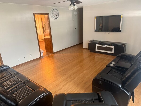 TV, fireplace - Charming 3-bedroom house in pleasant Cedar Rapids (Cedar Rapids)