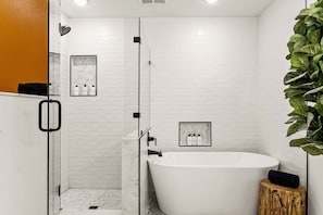 Douche, séchoir à cheveux, serviettes fournies, savon