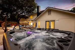 Terrace/patio - Spacious Family Getaway  w/ Heated Pool, Fire Pit, Hot Tub, Movie Theater (San Antonio)