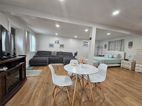 Charming, Cozy and Clean Cottage in Carlisle