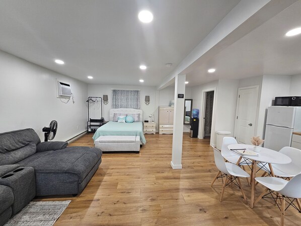 1 habitación, tabla de planchar con plancha, wifi y ropa de cama 