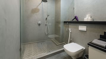 Dusche, Haartrockner, Handtücher, Seife