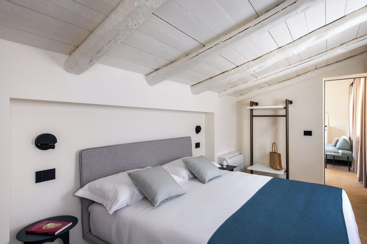 Habitación doble clásica, 1 cama Queen size, vista a la ciudad | Caja de seguridad en la habitación, cortinas blackout y wifi gratis