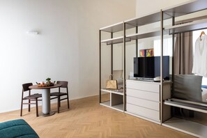 Habitación doble Confort, vista a la ciudad | Área de sala de estar