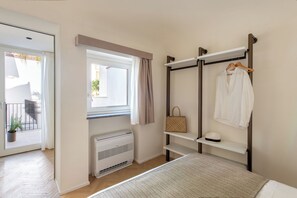 Habitación cuádruple Premium, vistas a la ciudad | Caja fuerte, cortinas opacas, wifi gratis
