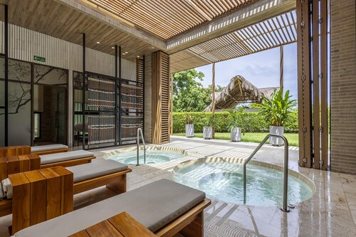 Oceanview villa w/ pool & private beach