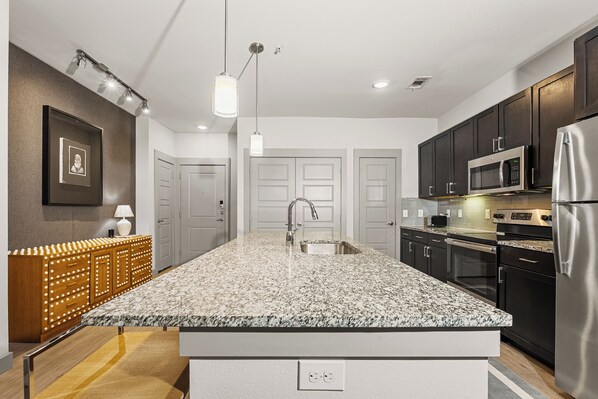 Microwave, oven, stovetop, dishwasher - Pool, Central, Near Airport, Mini-Golf, Large space, Gym, Parking (Dallas)