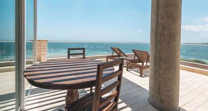 Sea-view penthouse w/ pool & gym