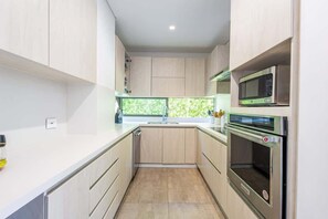 Refrigerador, microondas, horno, placa de cocina