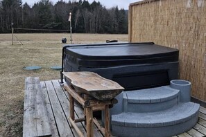 Bañera de hidromasaje al aire libre