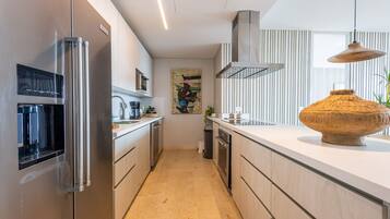 Fridge, oven, dishwasher, coffee/tea maker