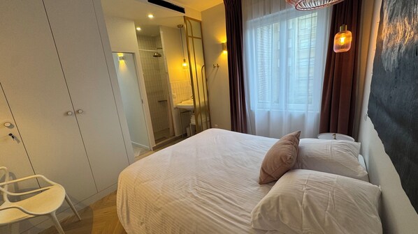 3 bedrooms, desk, iron/ironing board, travel cot