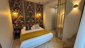 3 bedrooms, desk, iron/ironing board, travel cot