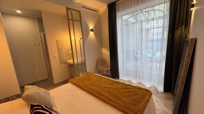 3 chambres, bureau, fer et planche à repasser, lit de bébé portatif