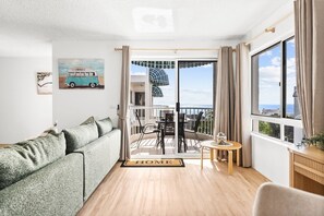 Smart TV, offices - Coastal Retreat Moffat Beach (Moffat Beach)