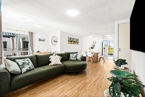 Smart TV, offices - Coastal Retreat Moffat Beach (Moffat Beach)