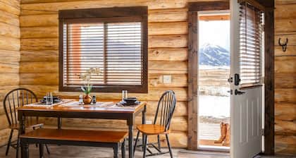 Absaroka Cabin, minutes from Chico and Old saloon
