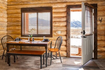 Absaroka Cabin, minutes from Chico and Old saloon